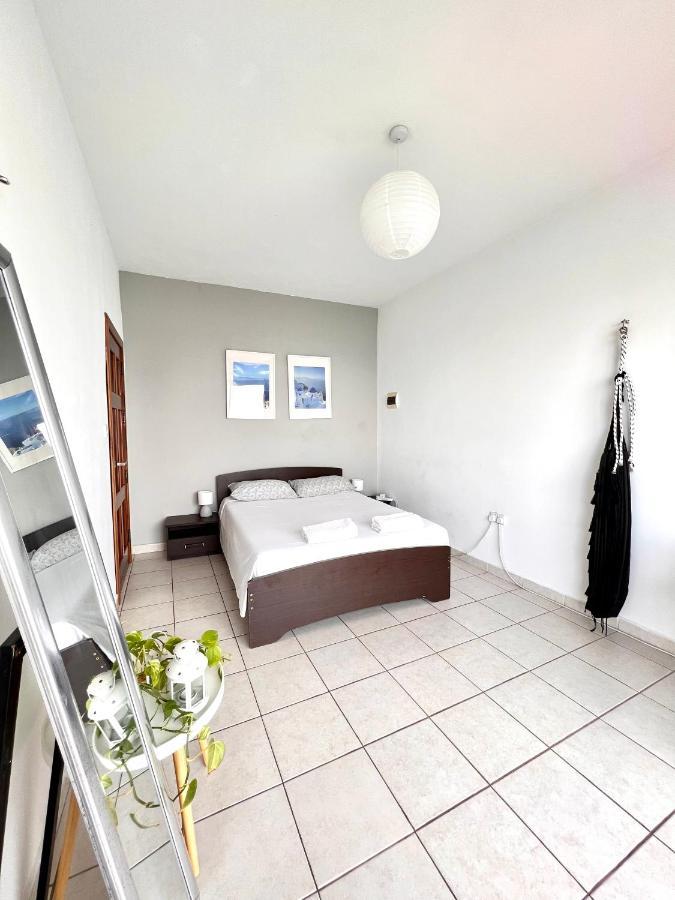 F8 1 Seaview Room, Living And Bathroom Shared , Stjulians Saint Julian's Екстер'єр фото
